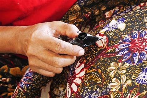  Tradition and Transformation: Unveiling the World of Indonesian Batik in Threads of Tradition